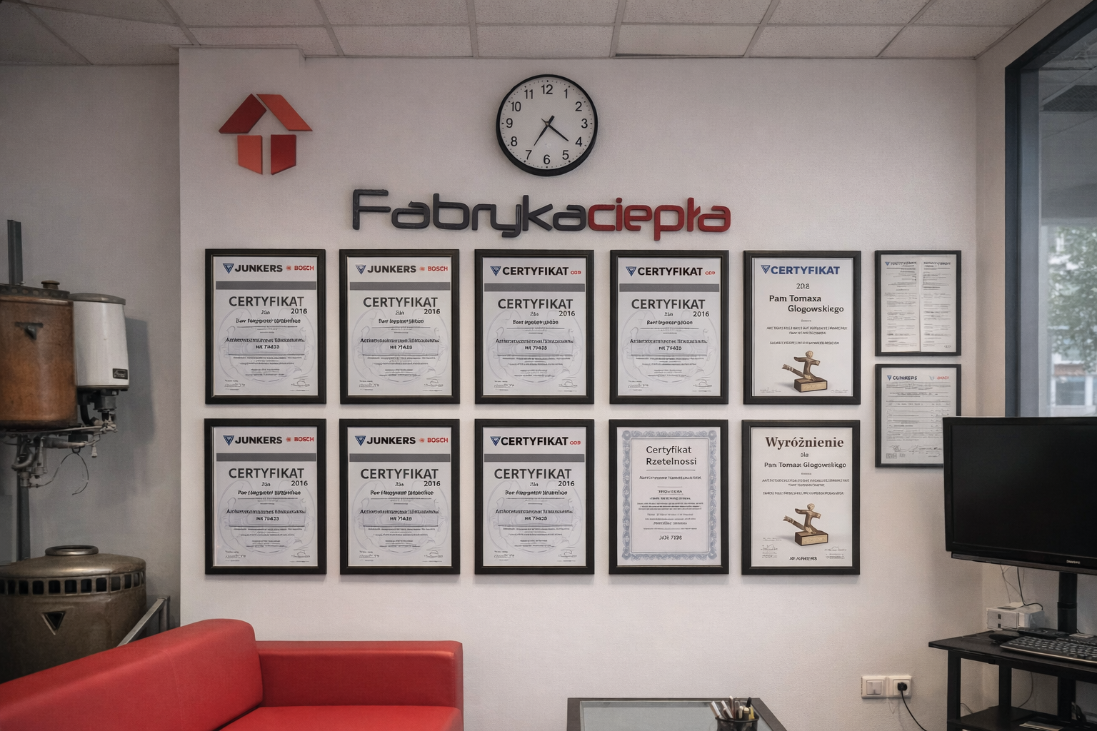 Ściana certyfikatów Junkers Bosch w biurze Fabryki Ciepła - certyfikaty autoryzowanego serwisu, uprawnienia gazowe i elektryczne
